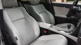 Toyota Avensis III kombi Facelifting - widok ogólny wnętrza z przodu