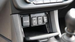 Toyota Corolla XI Sedan 1.6 Valvematic 132KM - galeria redakcyjna - gniazda w konsoli środkowej