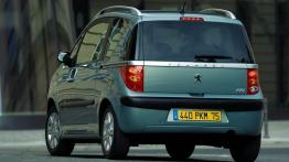 Peugeot 1007 - tył - reflektory włączone