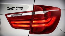 BMW X3 F25 Facelifting (2014) - prawy tylny reflektor - włączony