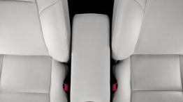 Toyota Avensis III sedan Facelifting - tunel środkowy między fotelami