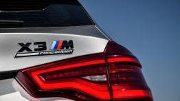 BMW X3 M - prawy tylny reflektor - w??czony