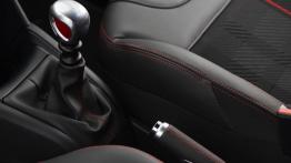 Peugeot 208 GTi Facelifting (2015) - tunel środkowy między fotelami