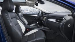 Toyota Avensis III Kombi Facelifting (2015) - widok ogólny wnętrza z przodu