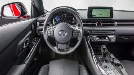 Toyota Supra (2019) - widok ogólny wnętrza z przodu