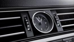 Volkswagen Passat B8 sedan (2015) - zegarek na desce rozdzielczej