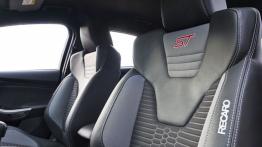 Ford Focus III ST Kombi Facelifting (2015) - fotel kierowcy, widok z przodu
