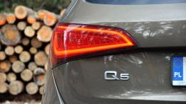 Audi Q5 SUV Facelifting 2.0 TDI 177KM - galeria redakcyjna - lewy tylny reflektor - włączony