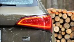 Audi Q5 SUV Facelifting 2.0 TDI 177KM - galeria redakcyjna - prawy tylny reflektor - włączony