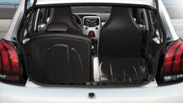 Peugeot 108 (2014) - wersja 5-drzwiowa - tylna kanapa złożona, widok z bagażnika