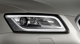 Audi Q5 Facelifting - prawy przedni reflektor - włączony