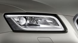 Audi Q5 Facelifting - prawy przedni reflektor - włączony