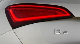 Audi Q5 Facelifting - lewy tylny reflektor - włączony