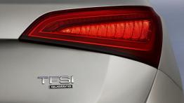 Audi Q5 Facelifting - prawy tylny reflektor - włączony