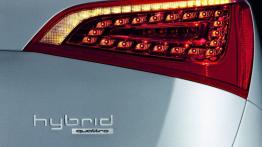 Audi Q5 Hybrid - prawy tylny reflektor - włączony