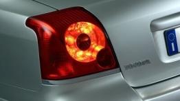 Toyota Avensis - lewy tylny reflektor - włączony