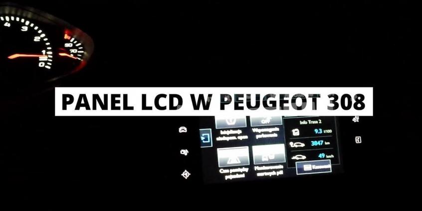 Multimedialny ekran dotykowy w Peugeot 308 nocą