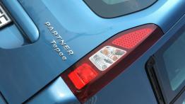 Peugeot Partner II Tepee Facelifting 1.6 HDi 92KM - galeria redakcyjna - prawy tylny reflektor - wył
