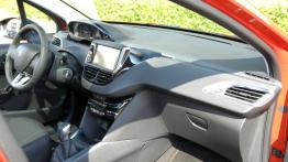 Peugeot 208 5d Facelifting 1.2 PureTech 110 KM - galeria redakcyjna - widok ogólny wnętrza z przodu