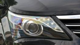 Toyota Avensis III Sedan Facelifting 2.2 D-CAT 177KM - galeria redakcyjna - prawy przedni reflektor 