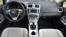 Toyota Avensis III Sedan Facelifting 2.2 D-CAT 177KM - galeria redakcyjna - pełny panel przedni
