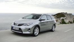 Toyota Auris II Touring Sports - widok z przodu