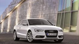 Audi A5 Coupe 2012 - przód - reflektory włączone