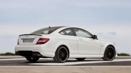 Mercedes C63 AMG Coupe 2012 - tył - reflektory wyłączone