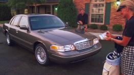 Ford Crown Victoria 2001 - widok z przodu