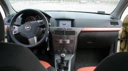 Opel Astra III 1.9 CTDI - galeria redakcyjna - pełny panel przedni