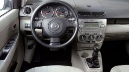 Mazda 2 2006 - kokpit
