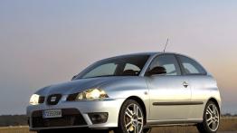 Seat Ibiza 2006 - przód - reflektory włączone