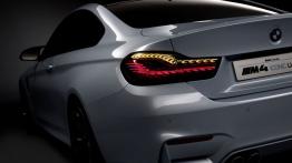 BMW M4 Concept Iconic Lights (2015) - lewy tylny reflektor - włączony