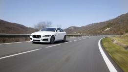 Jaguar XE S Polaris White (2015) - widok z przodu