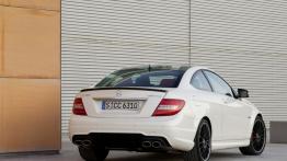 Mercedes C63 AMG Coupe 2012 - tył - reflektory wyłączone