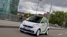 Smart ForTwo electric drive - przód - reflektory włączone