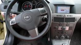 Opel Astra III 1.9 CTDI - galeria redakcyjna - kokpit