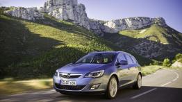 Opel Astra Sports Tourer - widok z przodu