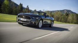 Ford Mustang VI Cabrio EcoBoost (2015) - wersja europejska - widok z przodu