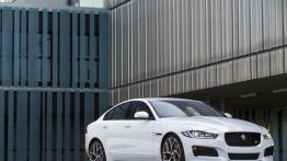 Jaguar XE S Polaris White (2015) - widok z przodu