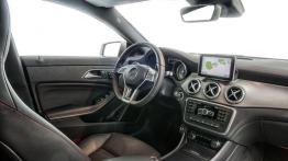 Mercedes CLA 250 Sport (2013) - kokpit