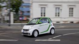 Smart ForTwo electric drive - przód - reflektory włączone