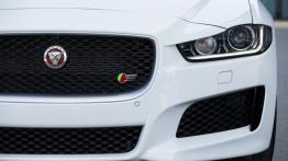 Jaguar XE S Polaris White (2015) - lewy przedni reflektor - włączony