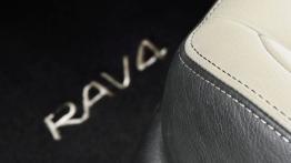 Toyota RAV4 IV Premium (2013) - fotel kierowcy, widok z przodu