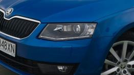 Skoda Octavia III Liftback 2.0 TDI - galeria redakcyjna - lewy przedni reflektor - wyłączony