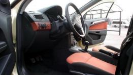 Opel Astra III 1.9 CTDI - galeria redakcyjna - widok ogólny wnętrza z przodu