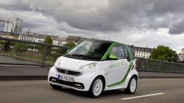 Smart ForTwo electric drive - przód - reflektory włączone