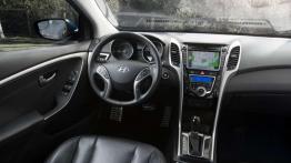 Hyundai Elantra GT z nowym silnikiem i światłami