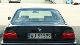 BMW Seria 7 E38 Sedan - galeria społeczności - tył - reflektory włączone