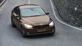 BMW seria 5 GT Trussardi - przód - reflektory włączone